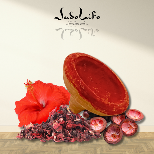 Découvrez l’authenticité du maquillage traditionnel berbère avec notre Aker Fassi, présenté dans un mini tajine original et artisanal. Composé exclusivement de pigments naturels de coquelicot et d’écorce de grenadier, ce soin 100% naturel sublime les lèvres et les joues d’un rouge mat subtil à la tenue longue durée. Fait main au Maroc, il incarne le charme, la tradition et la beauté naturelle.