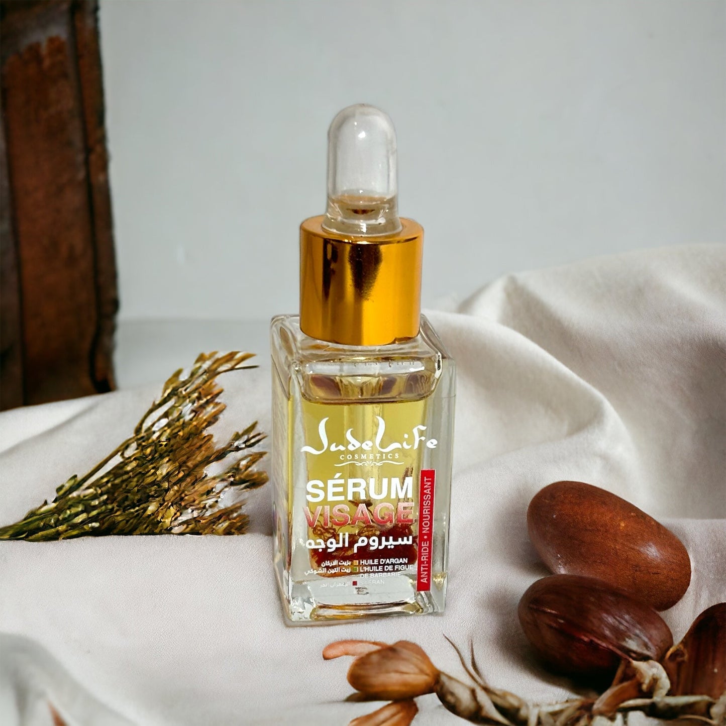 Précieux Sérum Marocain – Argan, Amande Douce, Figue de Barbarie & Safran (15 ml)
Un sérum 100% naturel inspiré des rituels de beauté marocains. Hydrate, illumine, raffermit et protège la peau grâce à une synergie d’huiles précieuses : argan, amande douce, figue de barbarie et safran.