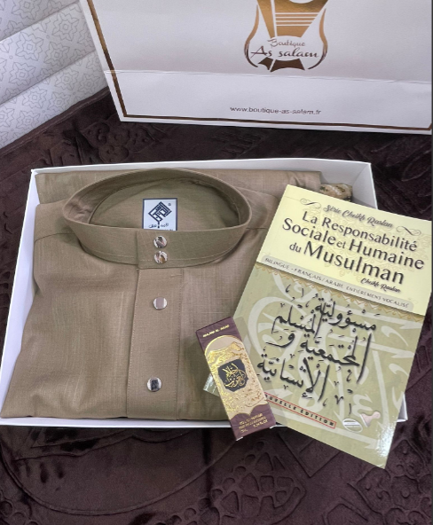 🎁 Pack Cadeau Homme – Qamis Luxe + Livre &amp; Parfum Ahlam Al Arab (Roll-on)