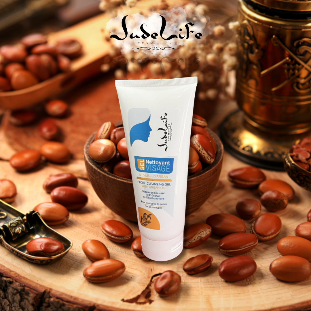 Nettoyez votre peau en douceur avec le Gel Nettoyant Visage Judelife à l’huile d’argan. Sa formule douce élimine impuretés et excès de sébum sans dessécher, tout en préservant l’hydratation naturelle. Convient à tous les types de peau. Offrez à votre visage un moment de pure douceur : il nettoie en profondeur sans agresser, laissant un teint propre, frais et parfaitement équilibré. Enrichi en huile d’argan, reconnue pour ses propriétés nutritives et réparatrices, il apporte confort, souplesse et protection 