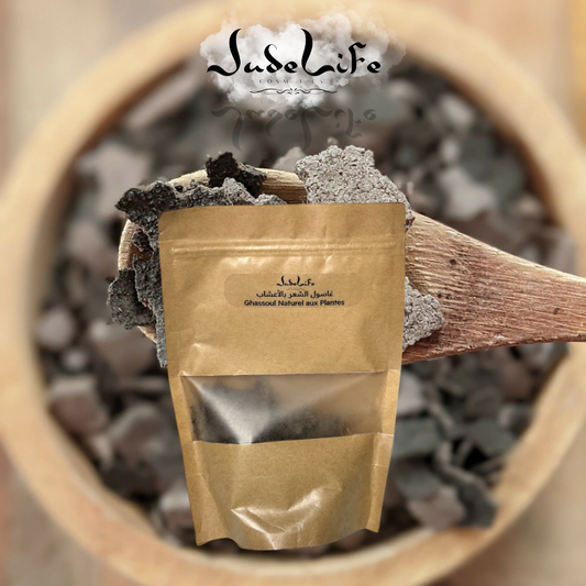 Découvrez notre ghassoul marocain aux plantes, une composition riche et revitalisante à base de romarin, rose, camomille, basilic et clou de girofle. Ce soin traditionnel aux propriétés thérapeutiques et cosmétiques limite efficacement la perte et la casse des cheveux, traite les problèmes du cuir chevelu et peut aussi être utilisé comme masque purifiant pour le visage.