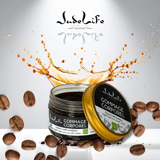 Découvrez notre gommage corporel aux graines de café arabica, conçu pour offrir une peau éclatante, lisse et revigorée. Enrichi en grains de café arabica finement moulus, il stimule la régénération cellulaire, améliore la circulation sanguine et enveloppe votre peau d’un parfum stimulant qui éveille les sens.