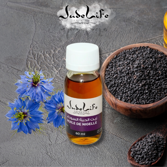 L’huile de nigelle, aussi appelée huile de cumin noir, est reconnue pour ses puissantes propriétés revitalisantes, purifiantes et curatives. Extraite par pression à froid des graines de nigelle, elle conserve tous ses nutriments essentiels, en faisant un soin polyvalent utilisé en cosmétique, en bien-être et même en cuisine.