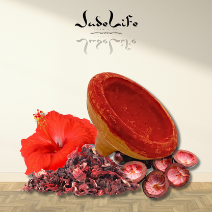 Découvrez l’authenticité du maquillage traditionnel berbère avec notre Aker Fassi, présenté dans un mini tajine original et artisanal. Composé exclusivement de pigments naturels de coquelicot et d’écorce de grenadier, ce soin 100% naturel sublime les lèvres et les joues d’un rouge mat subtil à la tenue longue durée. Fait main au Maroc, il incarne le charme, la tradition et la beauté naturelle.
