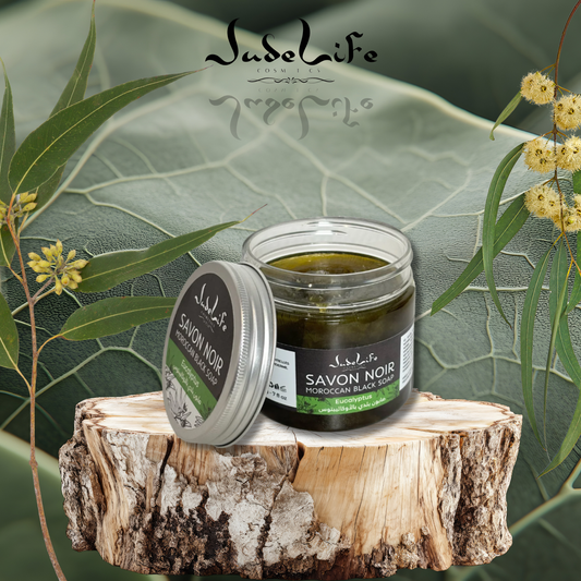 Produit Premium Naturel & Qualité Supérieure

Découvrez notre savon noir marocain authentique infusé d'huile essentielle d'eucalyptus, un soin traditionnel qui transforme votre routine de bain en véritable rituel de bien-être.

Formulé à 100% naturellement, ce savon combine les propriétés exfoliantes et hydratantes du savon noir avec les vertus rafraîchissantes et antiseptiques de l'eucalyptus.

Il nettoie en profondeur, élimine les i